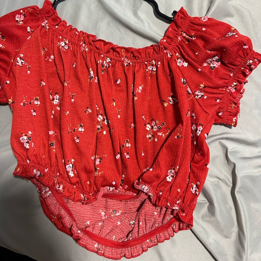 Off the shoulder crop shirt